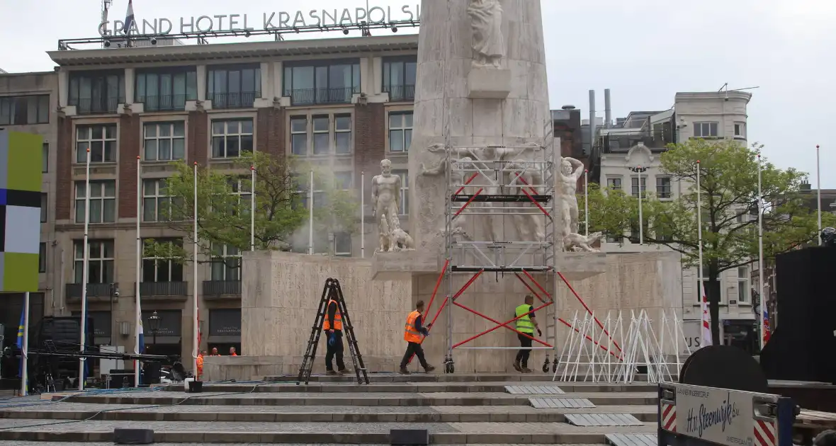 Schoonmaken van nationaal monument op Dam na bekladding - Foto 7