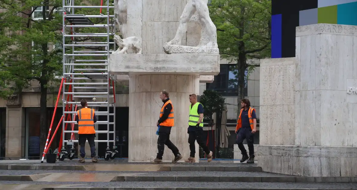 Schoonmaken van nationaal monument op Dam na bekladding - Foto 8