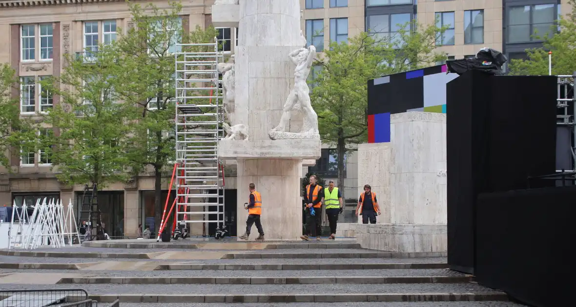 Schoonmaken van nationaal monument op Dam na bekladding - Foto 9
