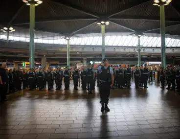 Nationale Dodenherdenking brengt stilte op luchthaven