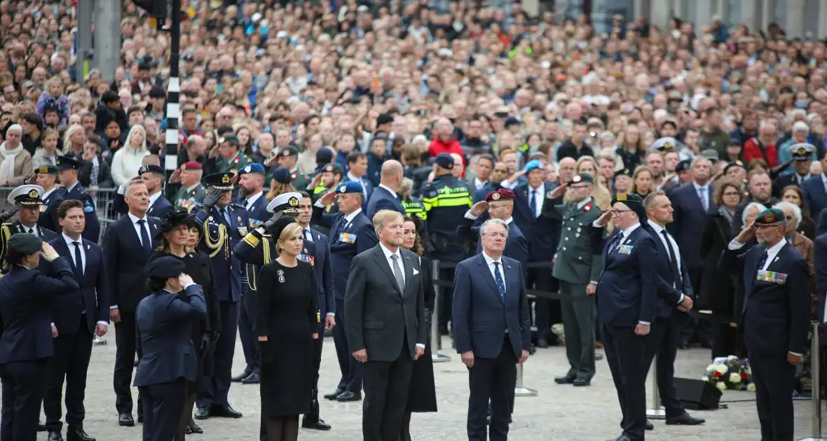 Bloemenkransen gelegd tijdens Nationale Dodenherdenking