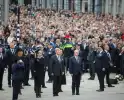 Bloemenkransen gelegd tijdens Nationale Dodenherdenking