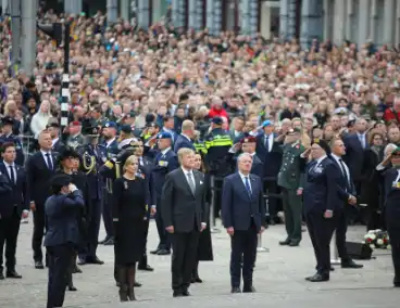 Bloemenkransen gelegd tijdens Nationale Dodenherdenking
