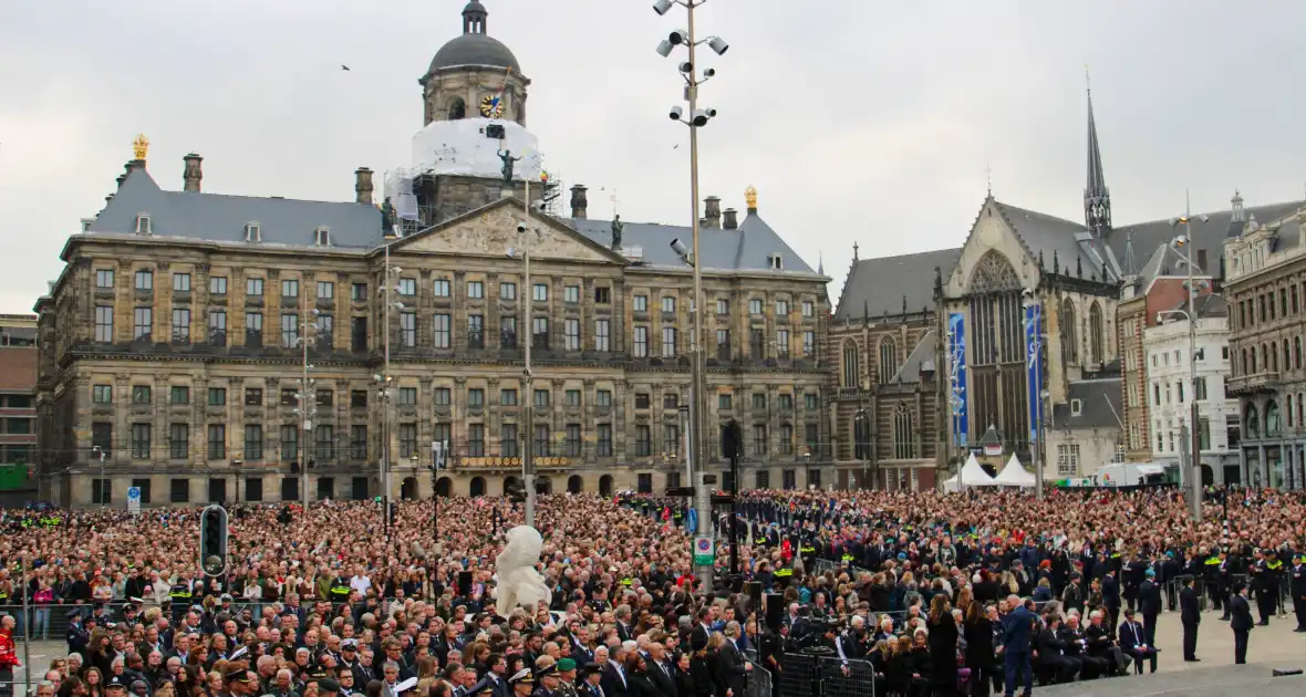 Bloemenkransen gelegd tijdens Nationale Dodenherdenking - Foto 1
