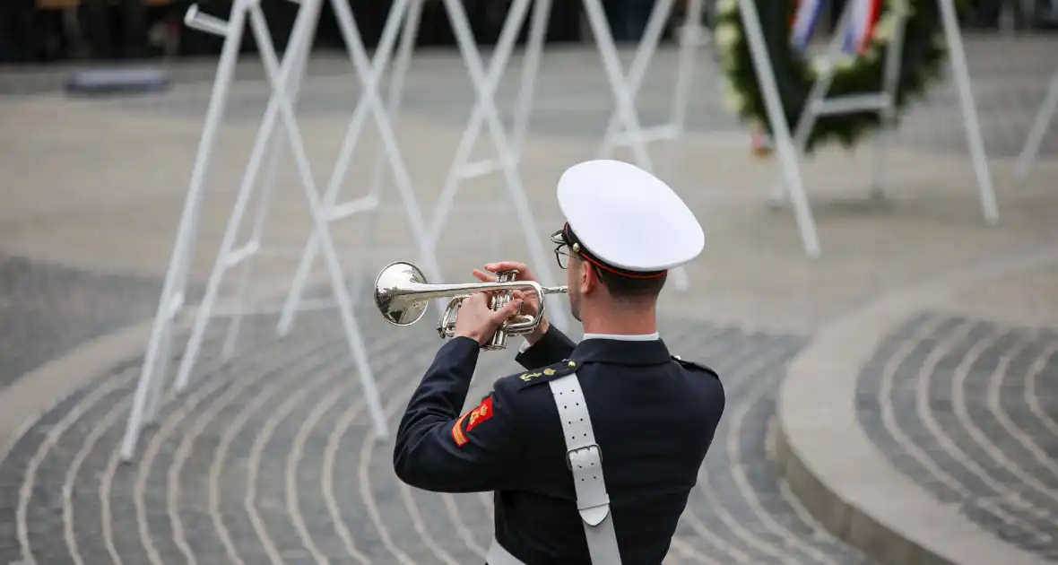 Bloemenkransen gelegd tijdens Nationale Dodenherdenking - Foto 10