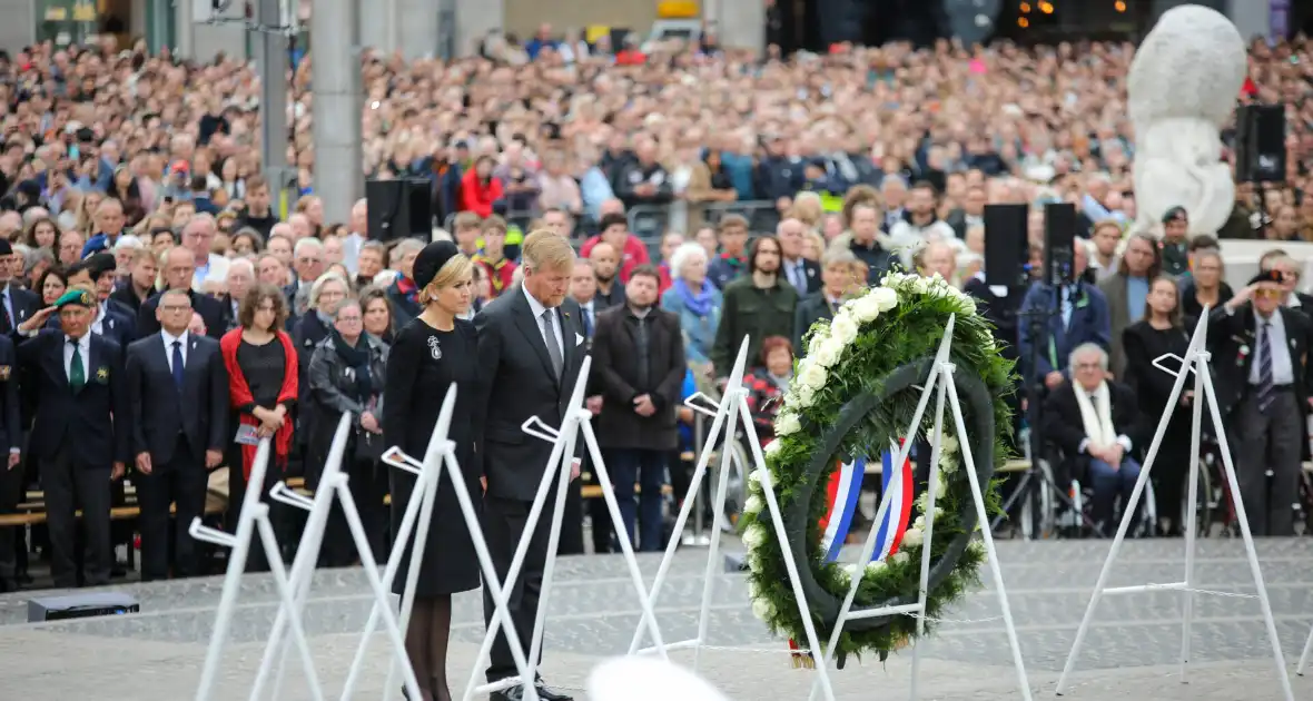 Bloemenkransen gelegd tijdens Nationale Dodenherdenking - Foto 12