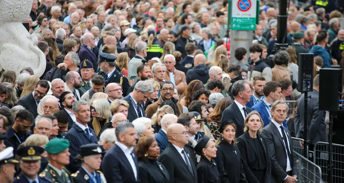 Bloemenkransen gelegd tijdens Nationale Dodenherdenking - Foto 2