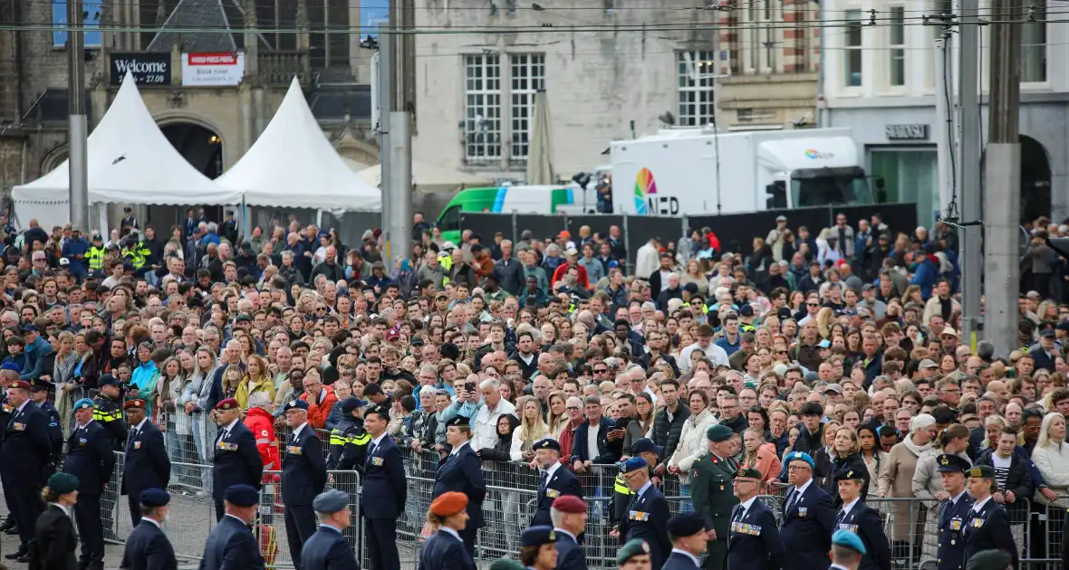 Bloemenkransen gelegd tijdens Nationale Dodenherdenking - Foto 3