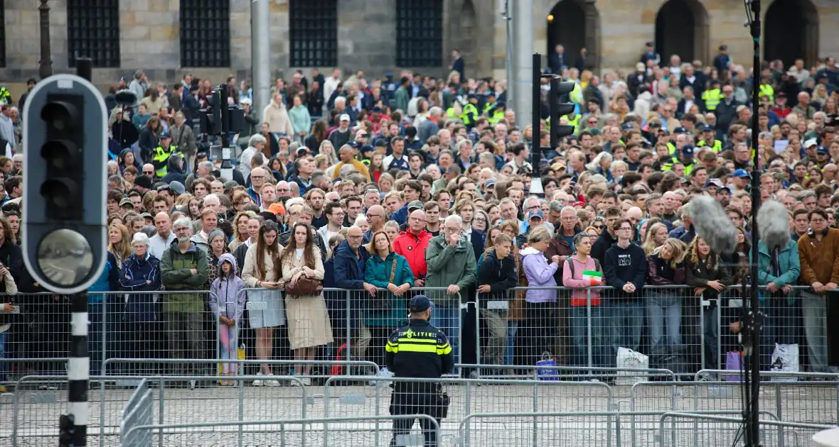 Bloemenkransen gelegd tijdens Nationale Dodenherdenking - Foto 4