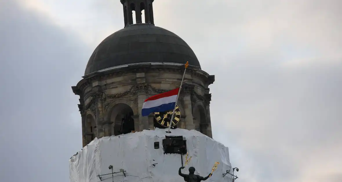 Bloemenkransen gelegd tijdens Nationale Dodenherdenking - Foto 5