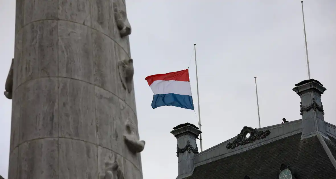 Bloemenkransen gelegd tijdens Nationale Dodenherdenking - Foto 7