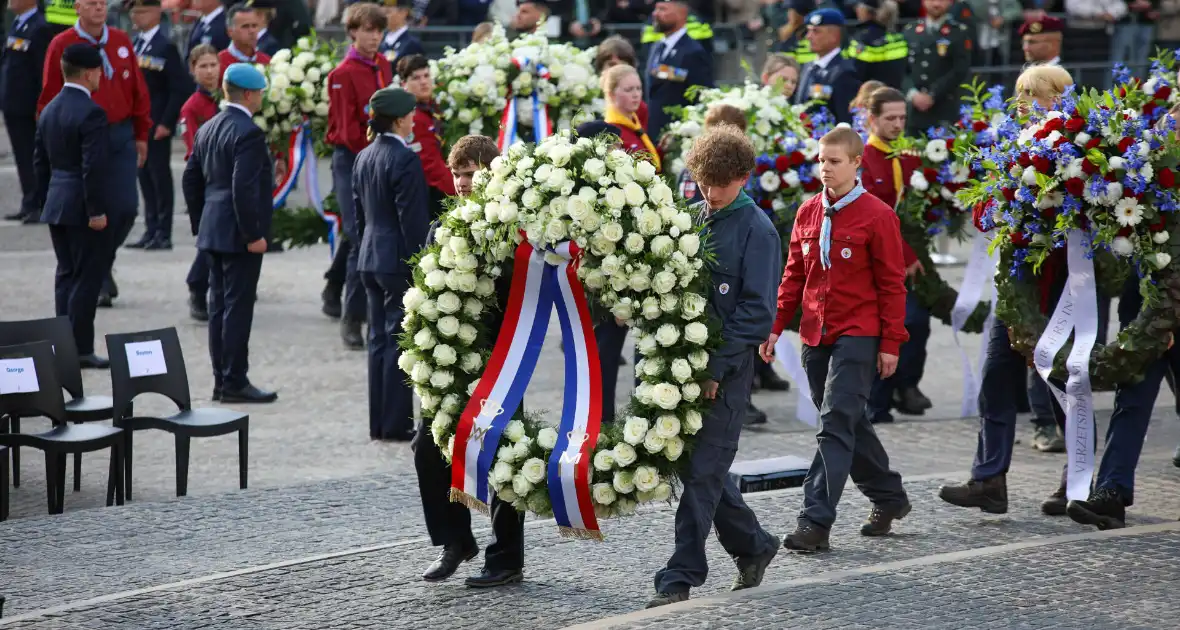 Bloemenkransen gelegd tijdens Nationale Dodenherdenking - Foto 8