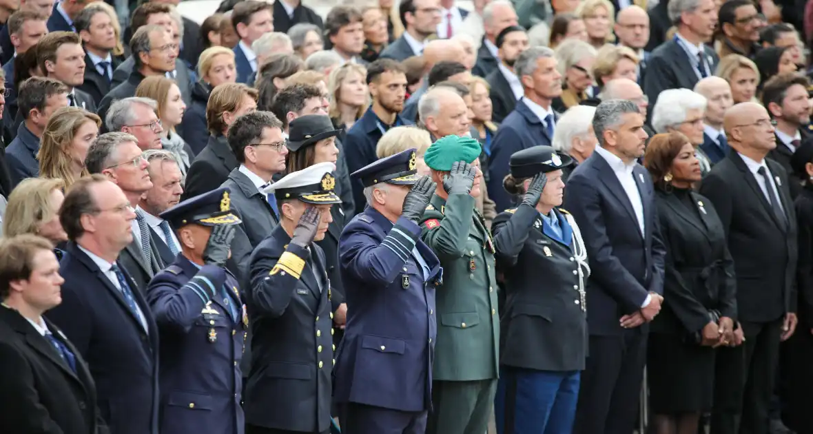 Bloemenkransen gelegd tijdens Nationale Dodenherdenking - Foto 9