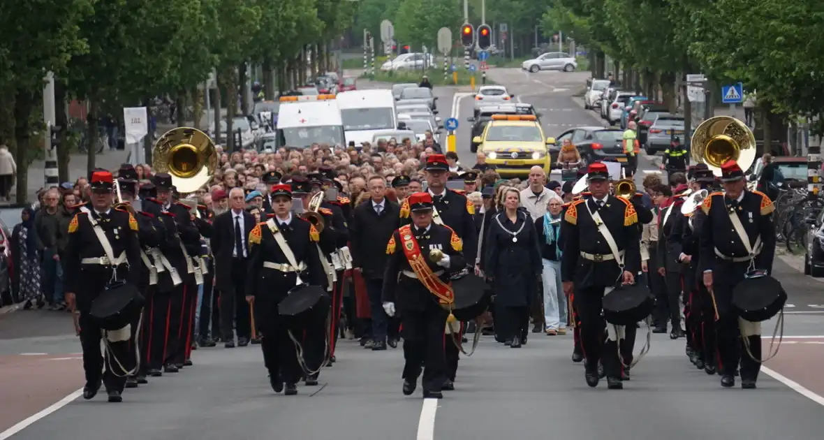 Kranslegging bij Joods monument Sterrebos
