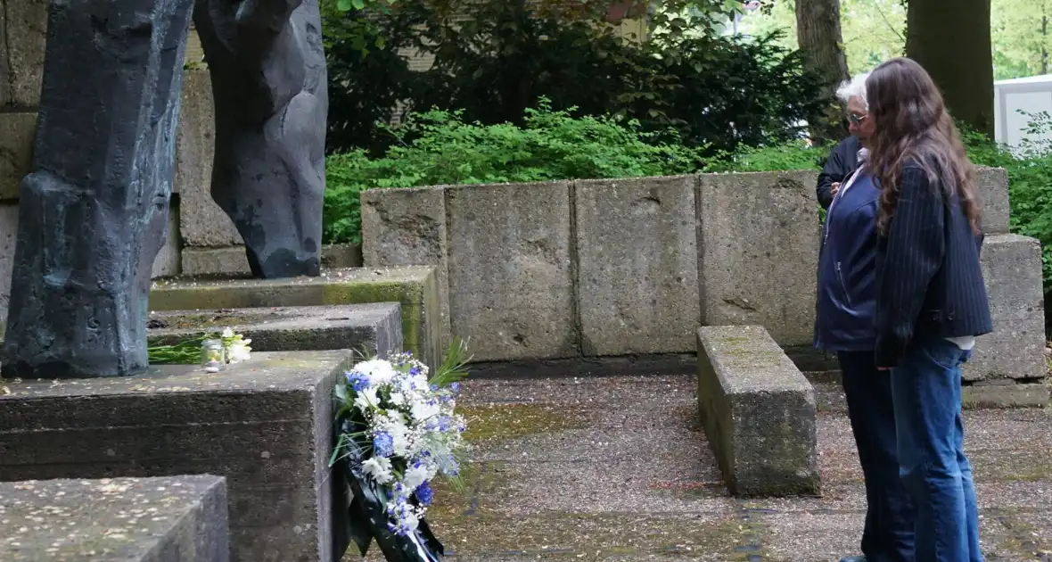 Kranslegging bij Joods monument Sterrebos - Foto 1