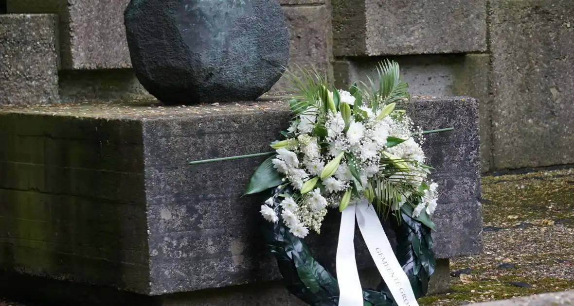 Kranslegging bij Joods monument Sterrebos - Foto 13