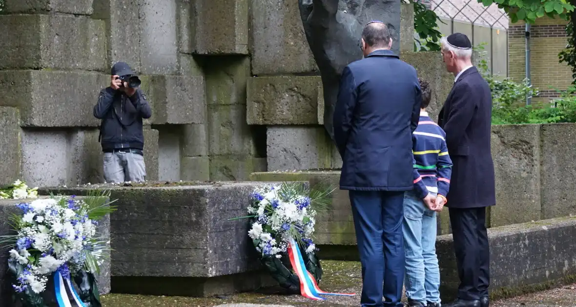 Kranslegging bij Joods monument Sterrebos - Foto 14