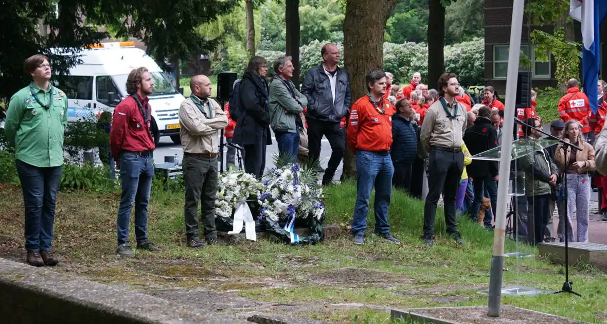 Kranslegging bij Joods monument Sterrebos - Foto 2