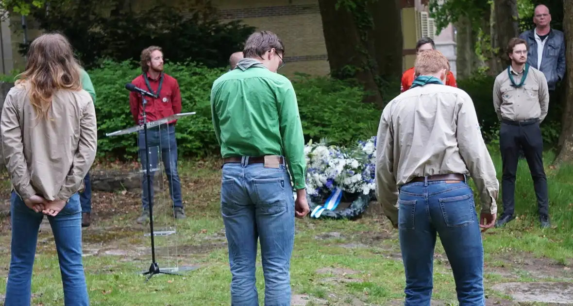 Kranslegging bij Joods monument Sterrebos - Foto 3