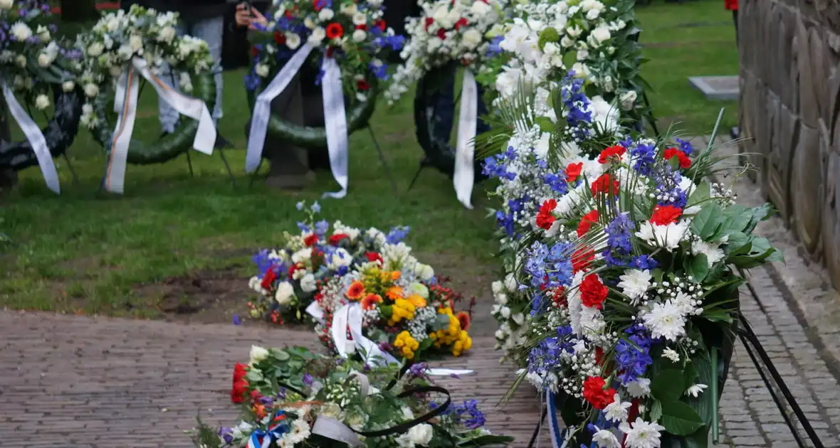 Kranslegging bij Joods monument Sterrebos - Foto 35