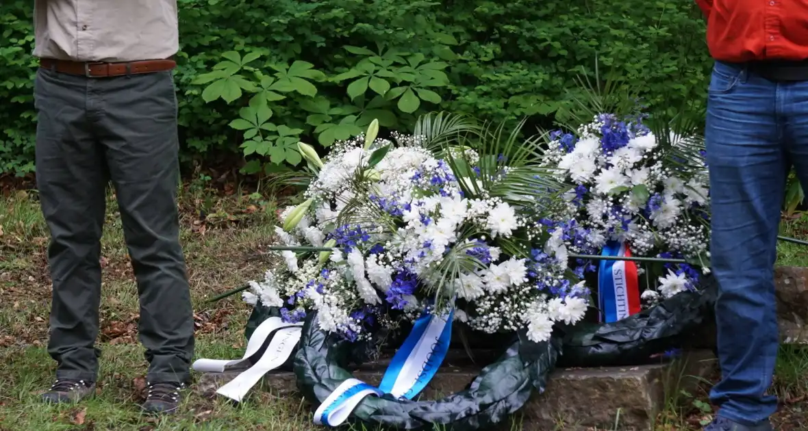 Kranslegging bij Joods monument Sterrebos - Foto 4