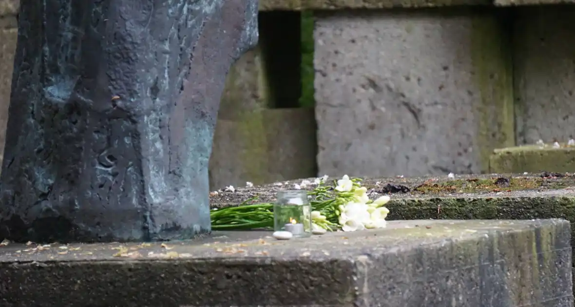Kranslegging bij Joods monument Sterrebos - Foto 5
