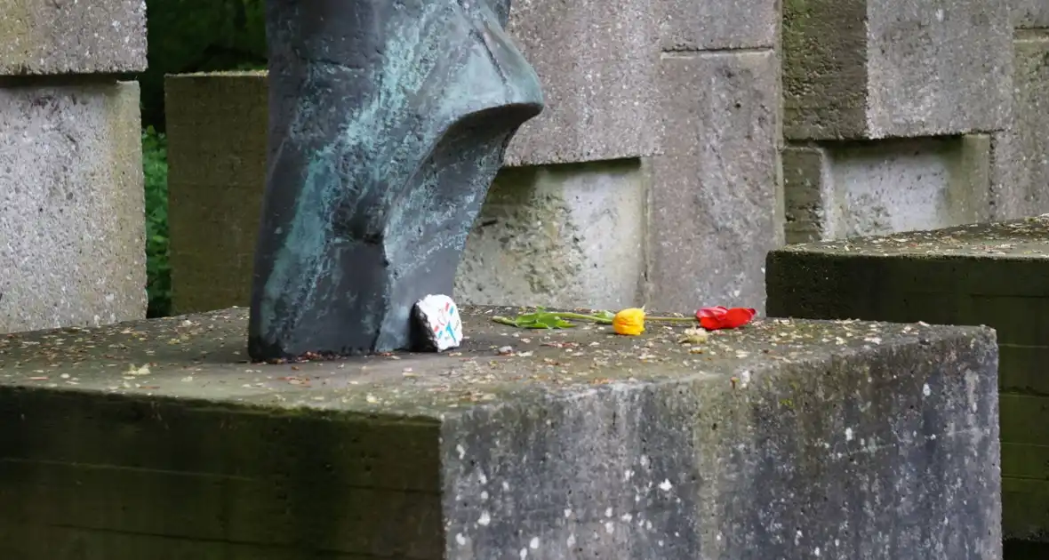 Kranslegging bij Joods monument Sterrebos - Foto 6
