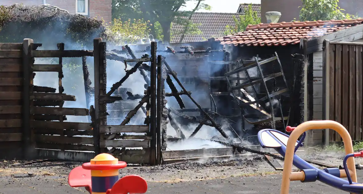 Brand verwoest schuur in Lelystad - Foto 12
