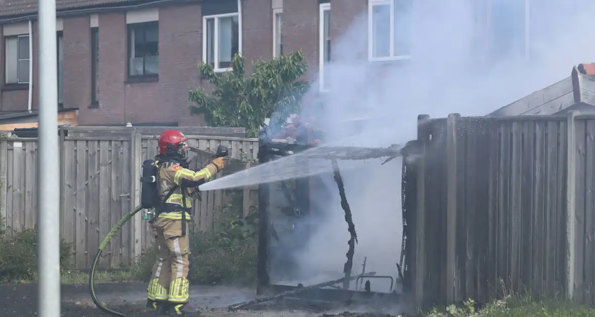 Brand verwoest schuur in Lelystad - Foto 13