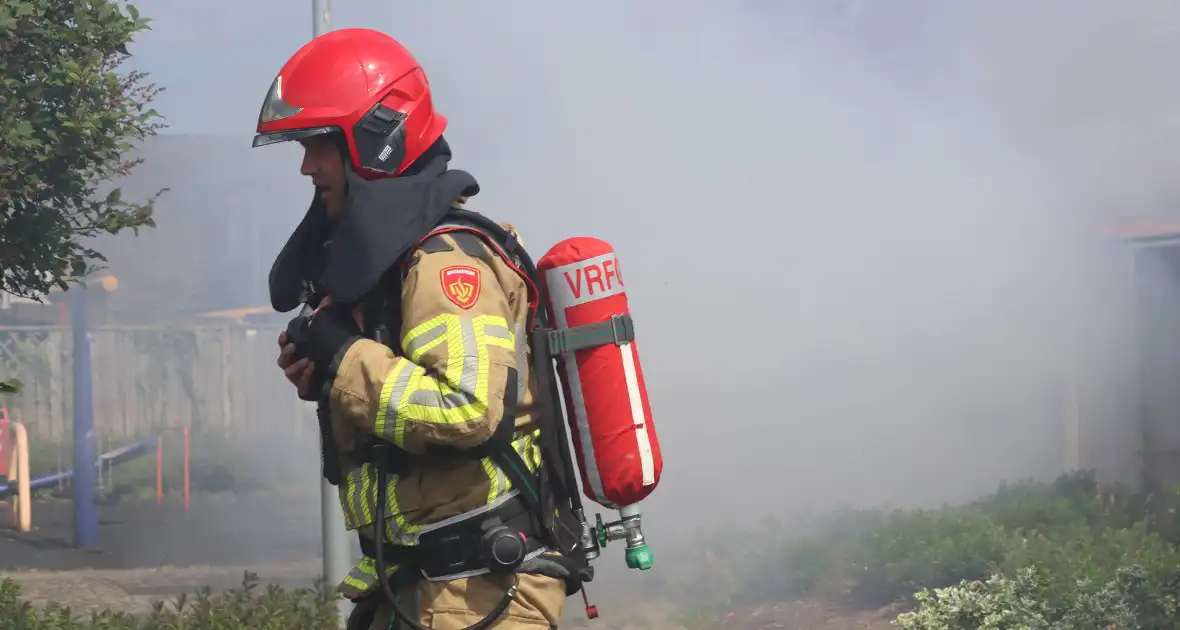 Brand verwoest schuur in Lelystad - Foto 4