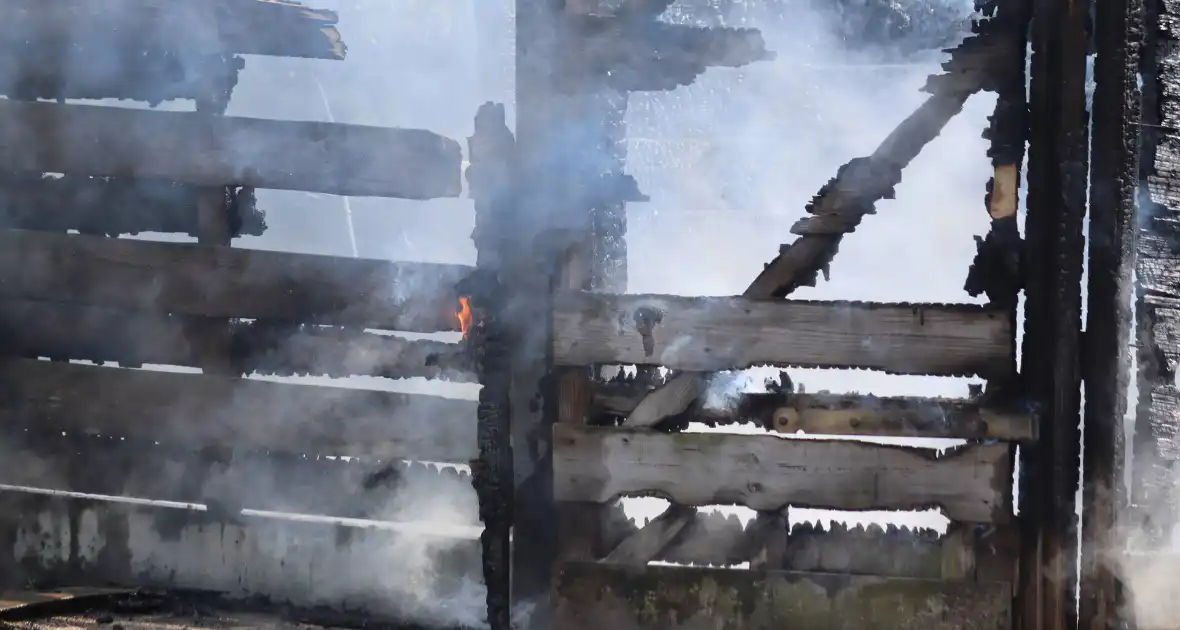 Brand verwoest schuur in Lelystad - Foto 6
