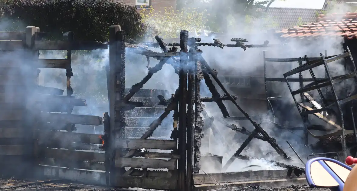 Brand verwoest schuur in Lelystad - Foto 8