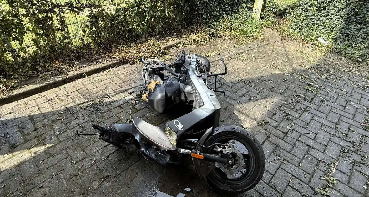 Scooter in brand gestoken op afgelegen plek