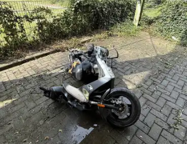 Scooter in brand gestoken op afgelegen plek