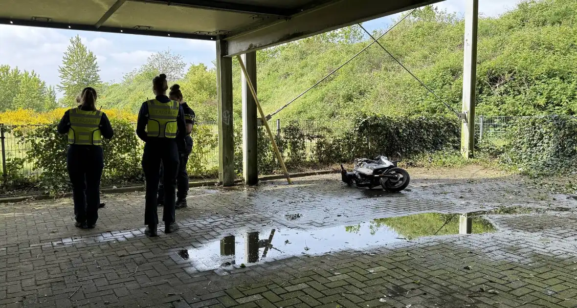 Scooter in brand gestoken op afgelegen plek - Foto 1