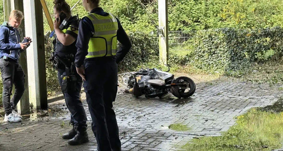 Scooter in brand gestoken op afgelegen plek - Foto 2