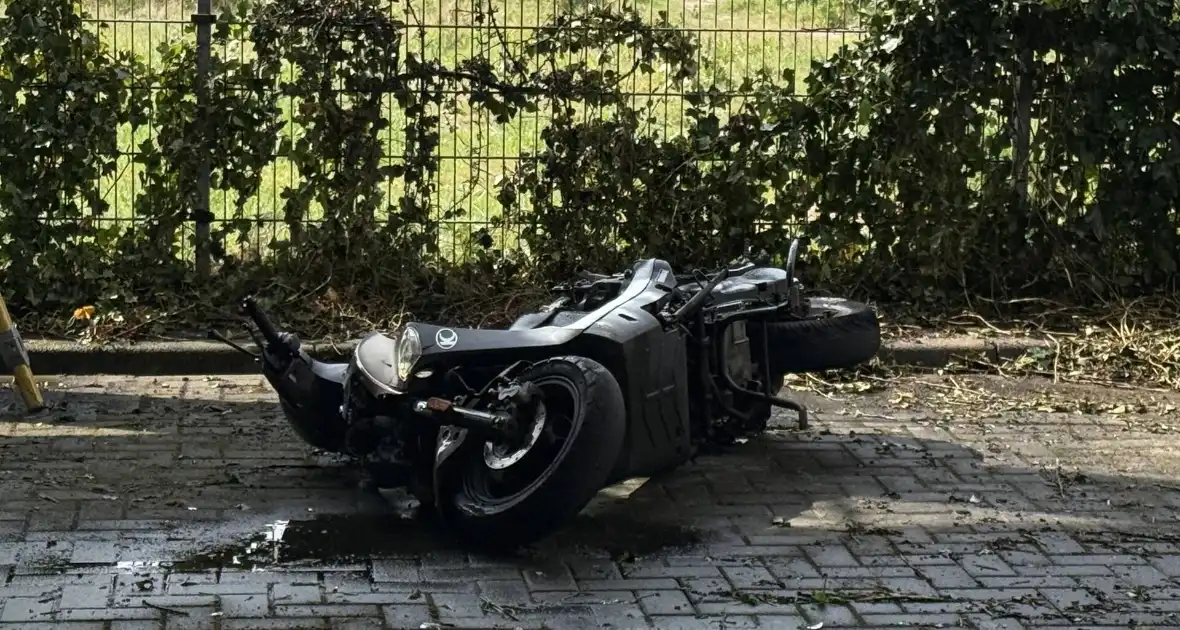 Scooter in brand gestoken op afgelegen plek - Foto 3