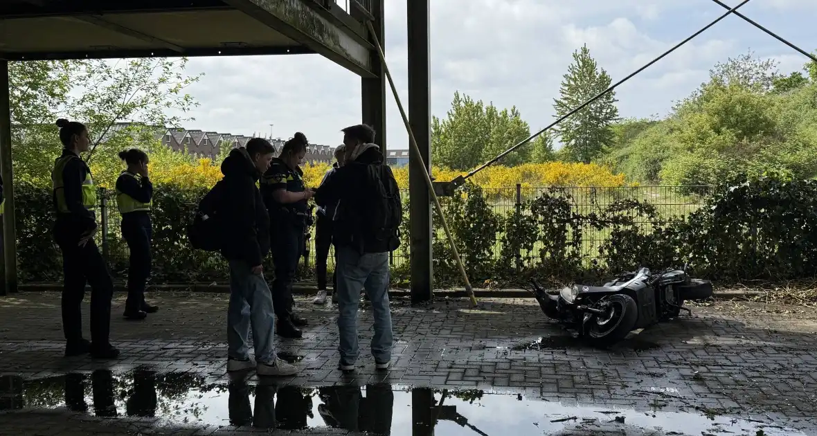 Scooter in brand gestoken op afgelegen plek - Foto 4