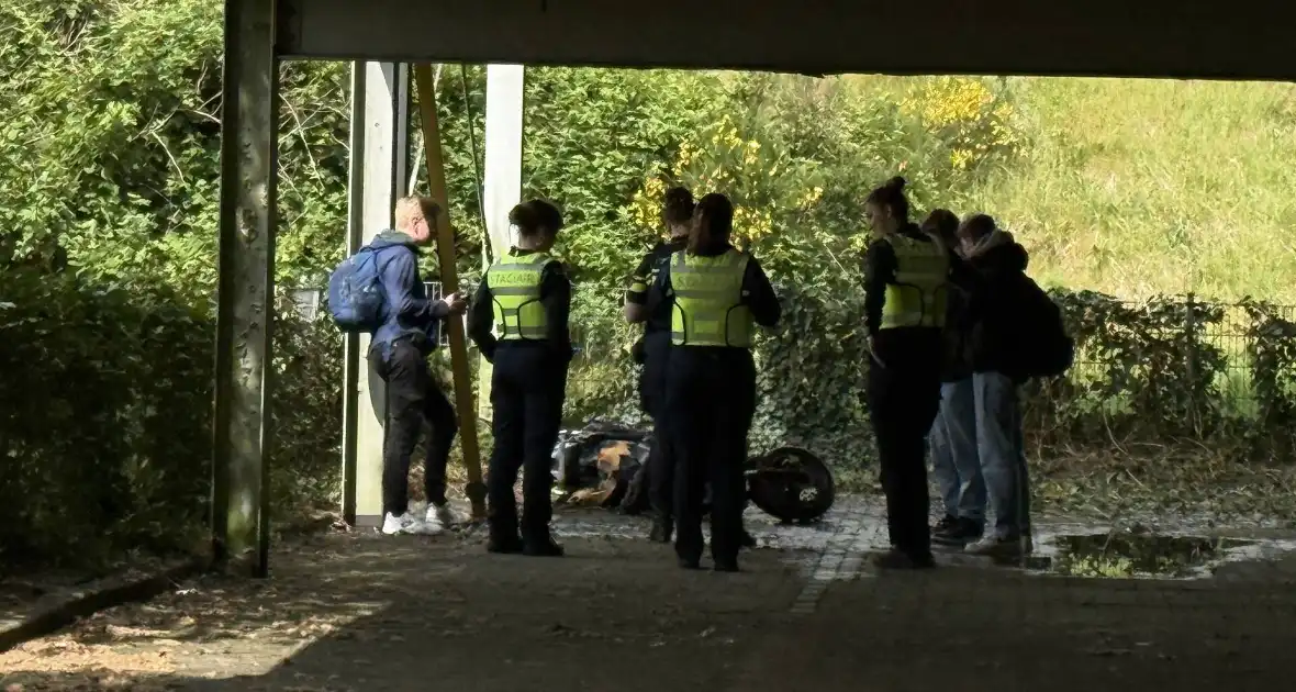 Scooter in brand gestoken op afgelegen plek - Foto 5