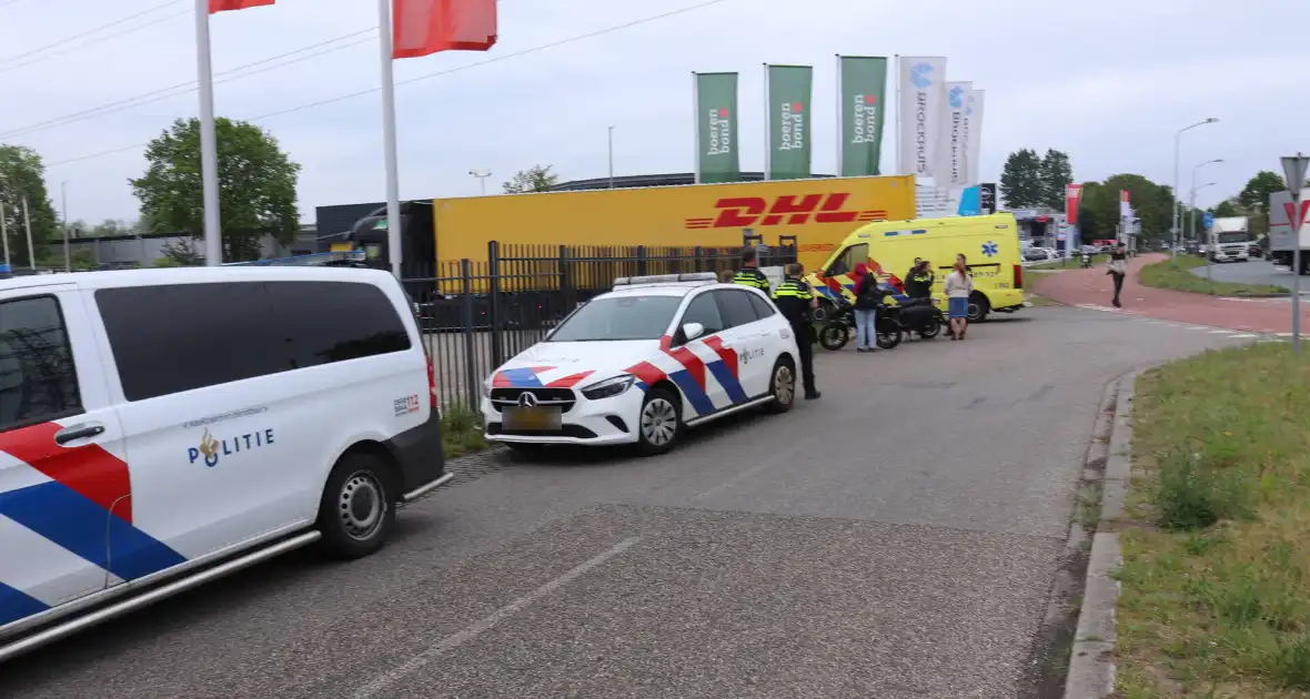 Scooterbestuurder gewond bij botsing met bestelbus