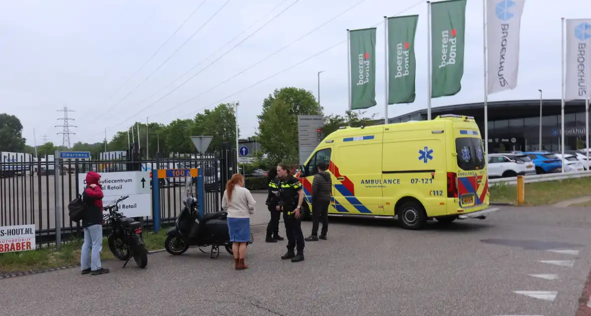 Scooterbestuurder gewond bij botsing met bestelbus - Foto 1