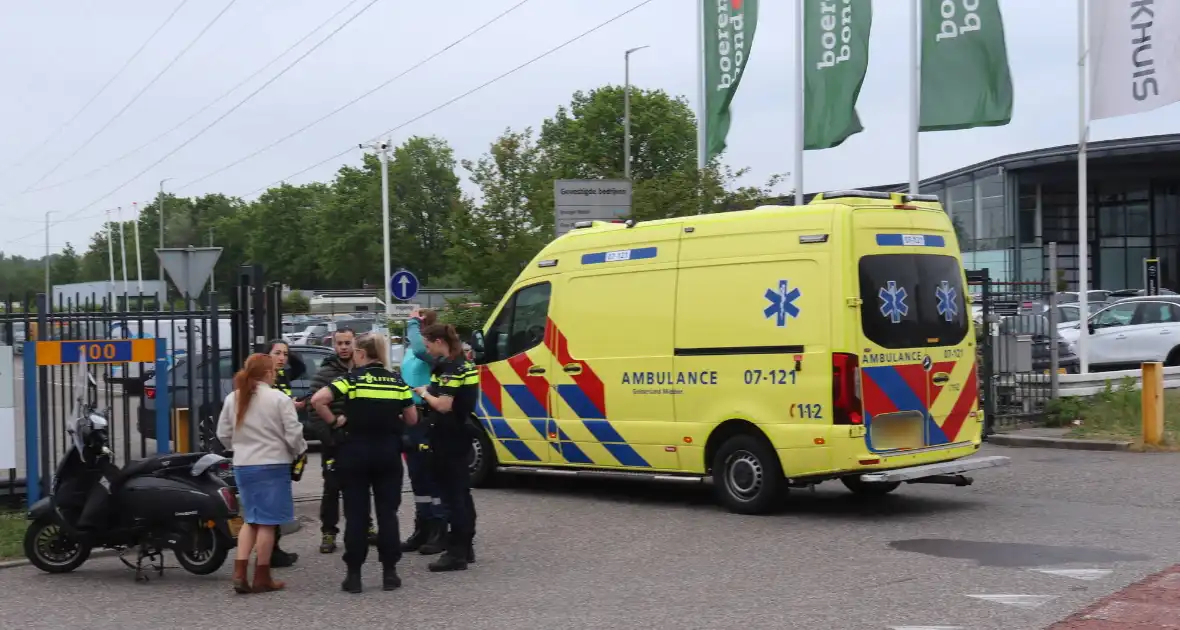 Scooterbestuurder gewond bij botsing met bestelbus - Foto 2