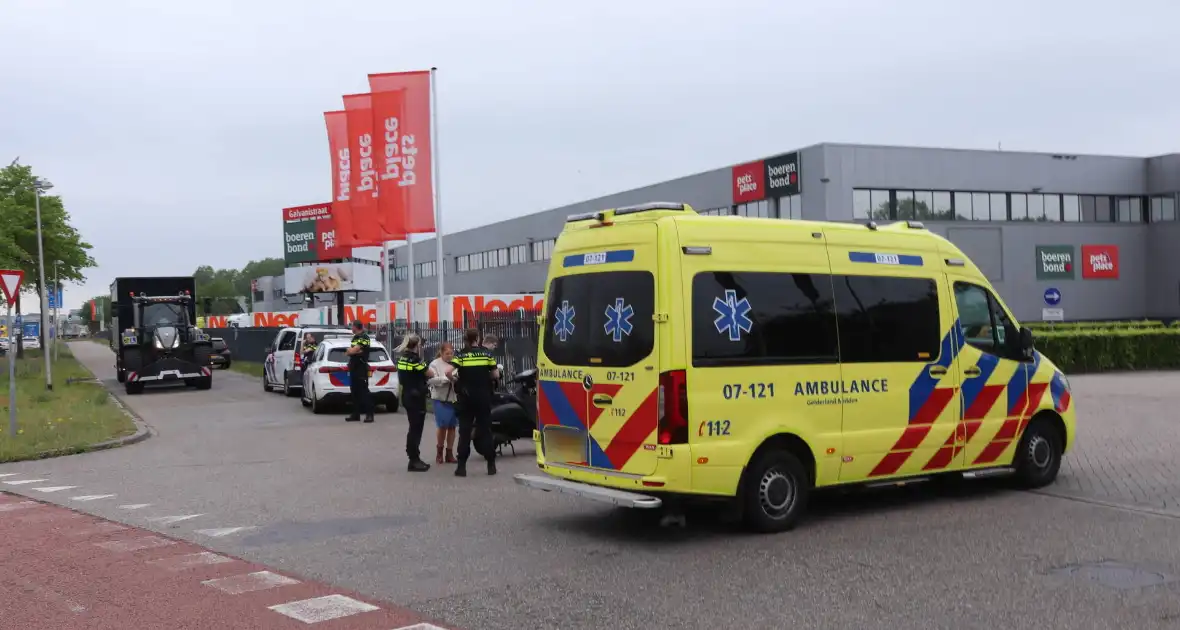 Scooterbestuurder gewond bij botsing met bestelbus - Foto 3