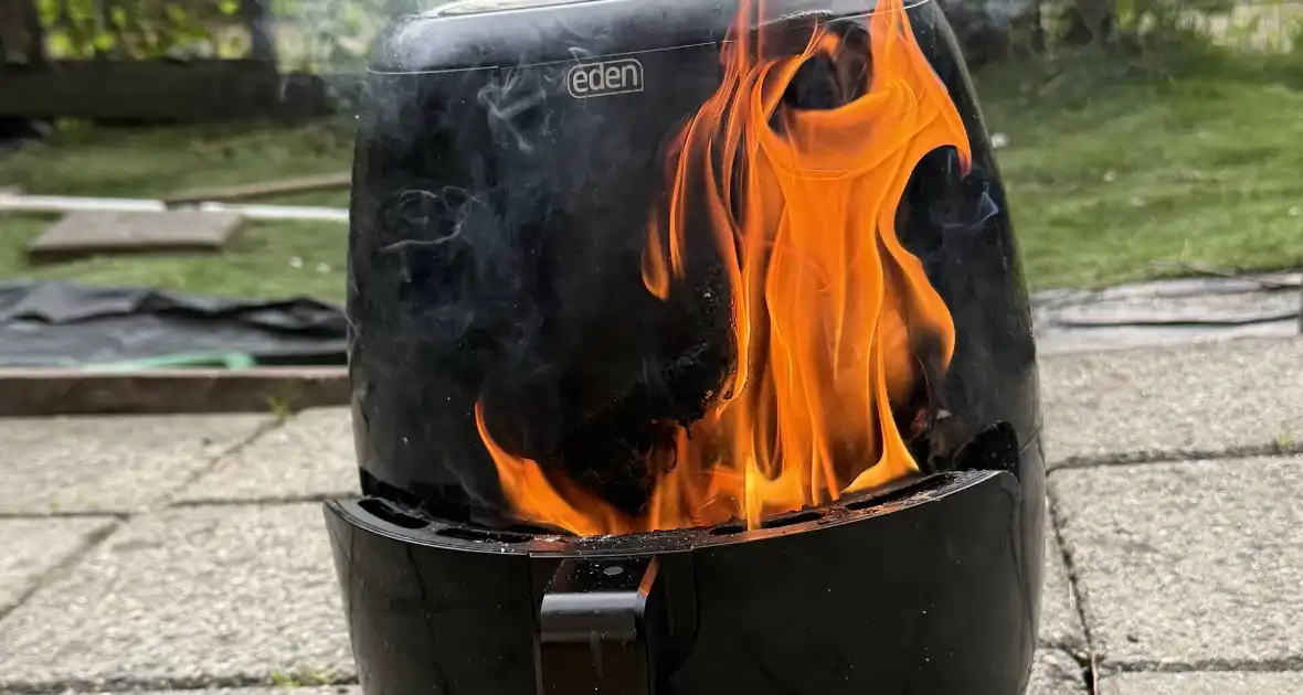 Airfryer vliegt in brand in woning - Foto 1