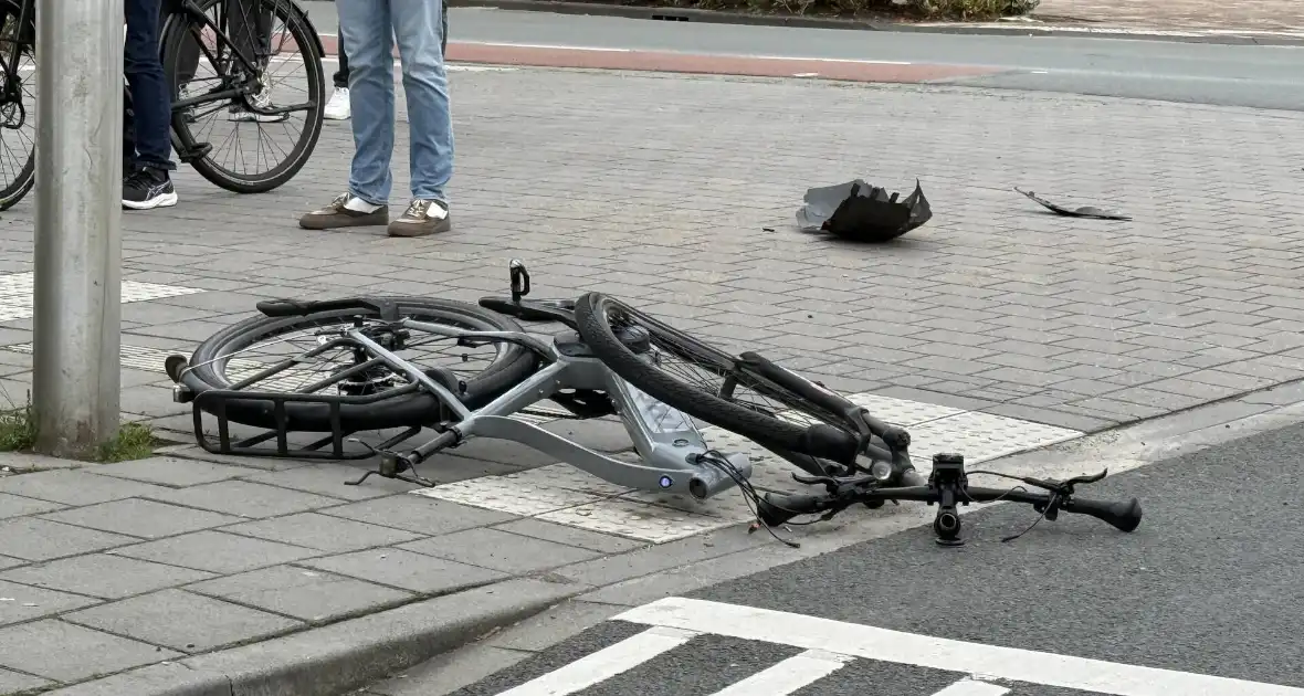 Auto rijdt fietser aan en vlucht