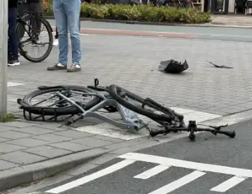 Auto rijdt fietser aan en vlucht
