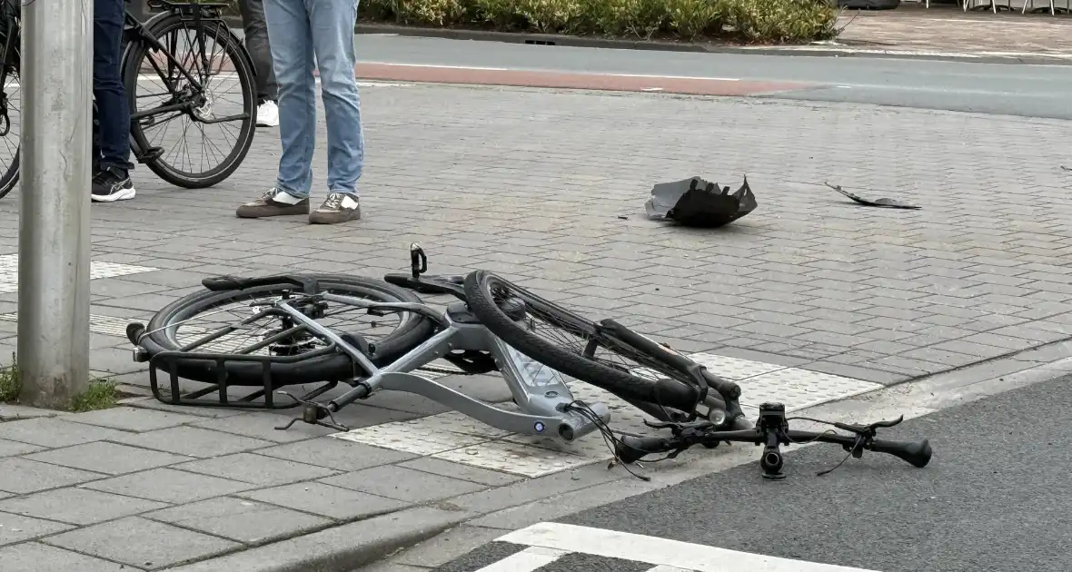 Auto rijdt fietser aan en vlucht - Foto 1