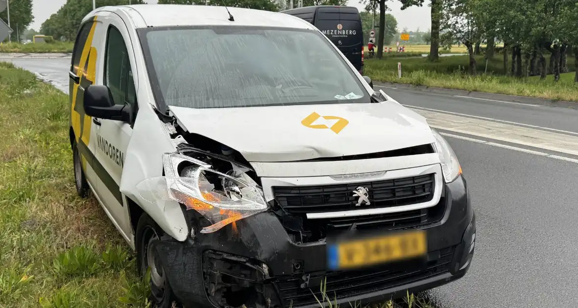 Ongeval tussen bestelbus en auto op N272