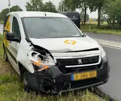 Ongeval tussen bestelbus en auto op N272