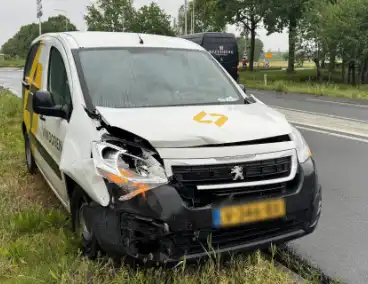Ongeval tussen bestelbus en auto op N272